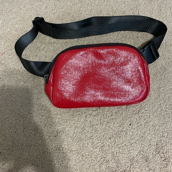Red small vegan leather Fanny pack new - Picture 3 of 6